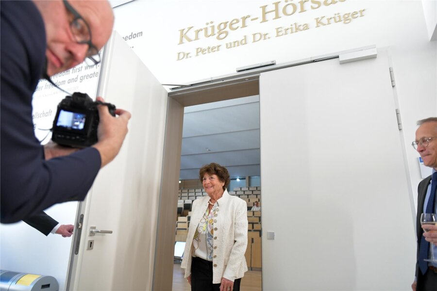 Bergakademie: Besondere Ehre für Stifterin Krüger - Erika Krüger am Eingang des Hörsaales, der nun ihren und den Namen ihres verstorbenen Mannes Peter trägt.