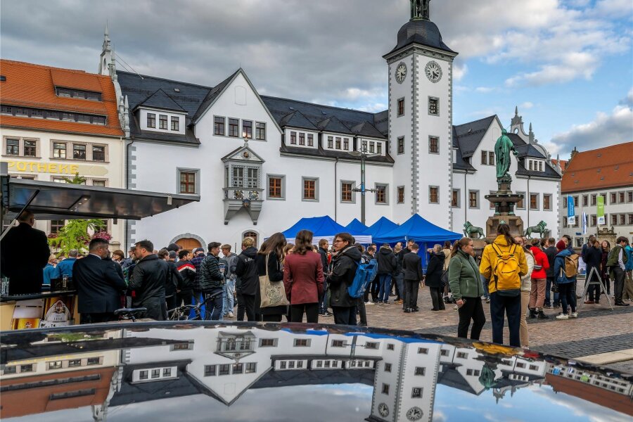 Bergakademie Freiberg startet ins Wintersemester: 1100 Studienanfänger - deutlich mehr als in Vorjahren - Die Studienanfänger versammelten sich auf dem Obermarkt zu einem Get-together.