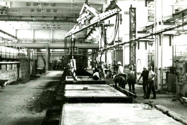 Bergarbeiter finden im Plattenwerk Arbeit - Im Plattenwerk "Martin Hoop" waren zahlreiche ehemalige Bergleute beschäftigt, so auch für die Fertigung von Innenwandelementen.