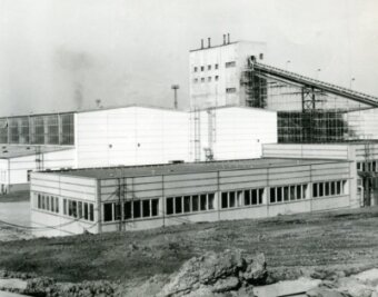Bergarbeiter finden im Plattenwerk Arbeit - Das Plattenwerk "Martin Hoop" während der Bauphase Anfang des Jahres 1979. 