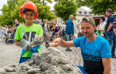 Bergbau wird am Welterbetag zum Familienerlebnis über Tage - Zu den Besuchern gehörte auch die Familie Borrmann aus Langenau. Dabei ging Vater Uwe gemeinsam mit seinen Sohn Leon mit Eisen und Schlägel auf Schatzsuche. 
