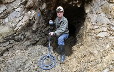 Bergbaustollen bei Bauarbeiten mitten in Zwönitz entdeckt - Der Zwönitzer Jens Hahn hat einen Metalldetektor in der Hand. Damit erkundete er den Bergbaustollen, der hinter ihm rund 20 Meter in den Zwönitzer Untergrund führt. 