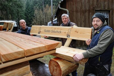 Bergbauverein in Langenberg ergänzt sein Außengelände mit zwei rustikalen Sitzgruppen - Vereinsvorsitzender Jörg Baumann (M.) mit Christian Salzer (r.) und Oliver Wichmann von der Firma Holzmichl.