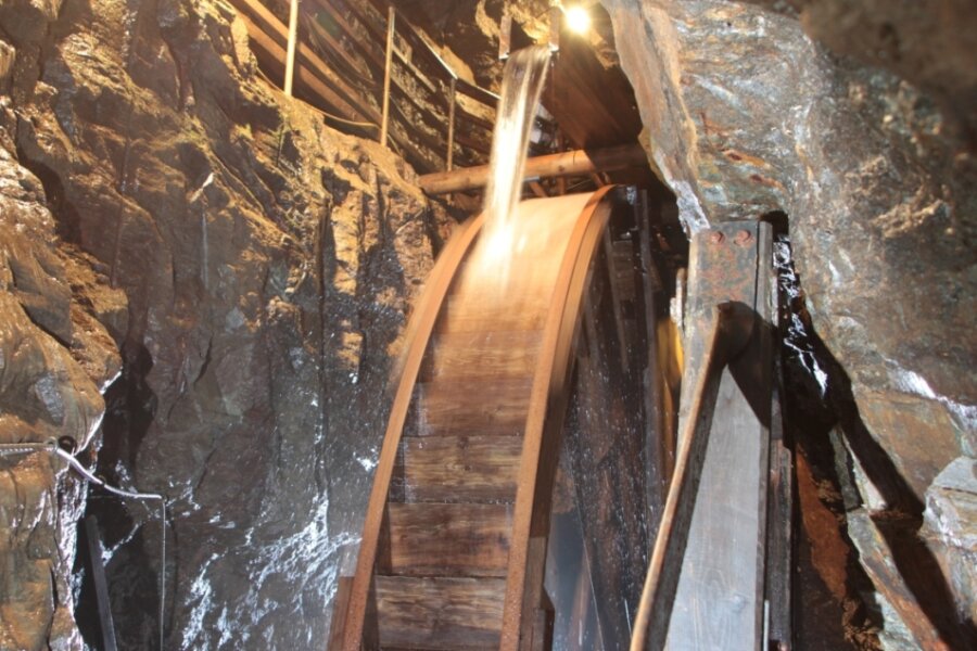 Bergbauvereine bekommen Schützenhilfe aus der Politik - Wasser spielt auch im Markus-Röhling-Stolln in Frohnau nach wie vor eine wichtige Rolle. Denn das neun Meter hohe Wasserrad ist eine der Hauptattraktionen des Besucherbergwerkes. 
