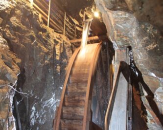 Bergbauvereine bekommen Schützenhilfe aus der Politik - Wasser spielt auch im Markus-Röhling-Stolln in Frohnau nach wie vor eine wichtige Rolle. Denn das neun Meter hohe Wasserrad ist eine der Hauptattraktionen des Besucherbergwerkes. 