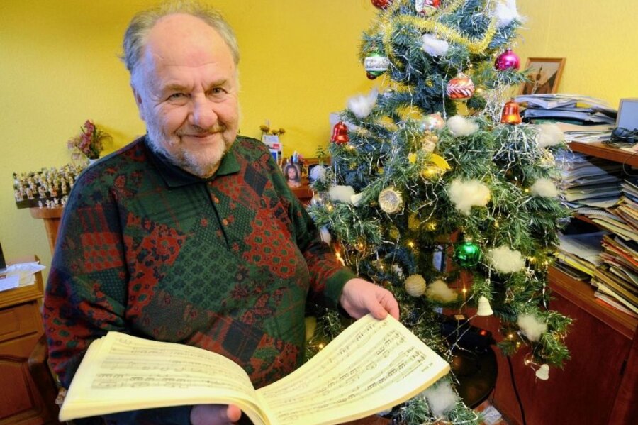 Bergener Kantor verabschiedet sich nach fast 40 Jahren - Auch im Ruhestand wird Frank Roßburg oft zu den Notenblättern greifen. 