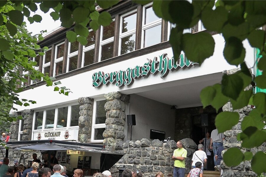 Berggasthaus auf Pfaffenberg in Hohenstein-Ernstthal: Da werden Erinnerungen wach - Etliche Besucher zog es am gestrigen Sonntag auf den Pfaffenberg in Hohenstein-Ernstthal zum sonst geschlossenen Berggasthaus. 