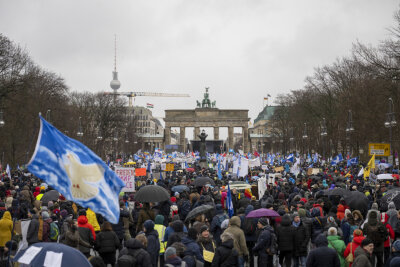 Berlin: Am Brandenburger Tor in Berlin haben sich am Samstag mehrere Tausend Menschen zu einer Kundgebung für Verhandlungen mit Russland im Ukraine-Krieg versammelt.