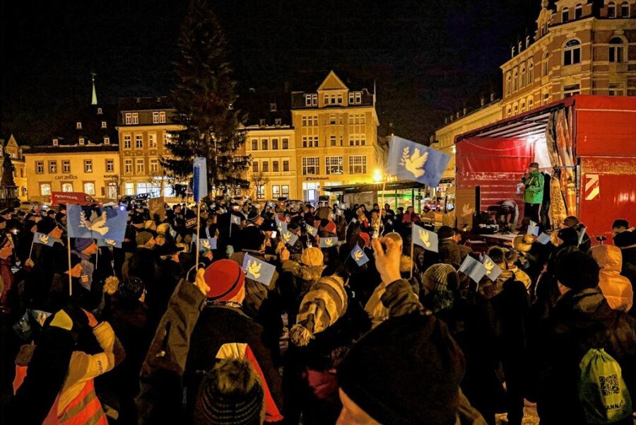 Berggeschrey in Annaberg: 400 Erzgebirger protestieren gegen Waffenlieferungen - Hunderte blaue Fähnchen mit dem Symbol der Friedenstaube sind auf dem Annaberger Markt geschwenkt worden - als Zeichen des Protestes gegen die beschlossenen Waffenlieferungen der Bundesrepublik.