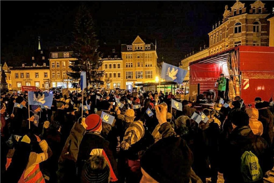 Berggeschrey-Initiatoren planen Fahrt zu Wagenknecht-Schwarzer-Demo nach Berlin - Zuletzt waren Anfang Februar etwa 400 Menschen einem Aufruf zu einem weiteren Berggeschrey in Annaberg gefolgt, um gegen Waffenlieferungen an die Ukraine zu protestieren. Nun planen die Organisatoren eine Fahrt zu einer Friedenskundgebung nach Berlin. 