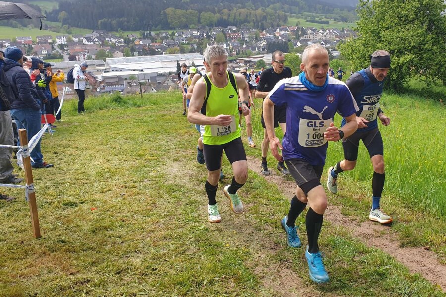 Bergläufer des FC Erzgebirge Aue: Warum sich ein Veilchen durch den Schlamm im Schwarzwald kämpft - René Leßmüller stimmte sich mit der deutschen Meisterschaft im Berglauf auf die EM ein.