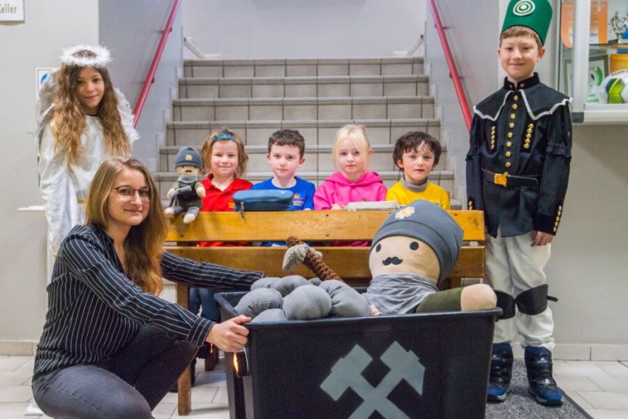 Bergmann grüßt jetzt als Maskottchen im Foyer der Grundschule Eibenstock 