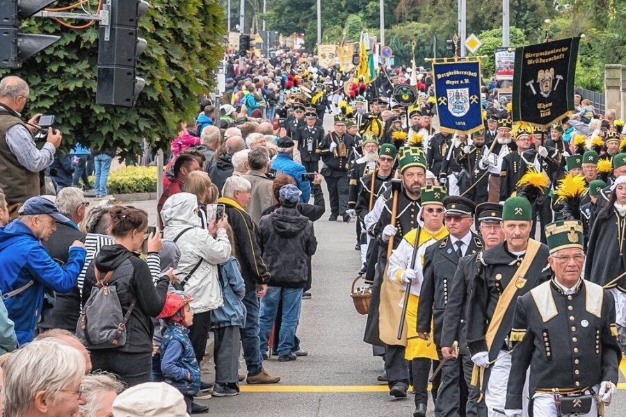 Circa 1700 Trachtenträger haben am Sonntag die große Bergparade in Olbernhau gestaltet. An der rund drei Kilometer langen Strecke zwischen der Saigerhütte und dem Gessingplatz in der Innenstadt drängten sich die Besucher eng an eng. 