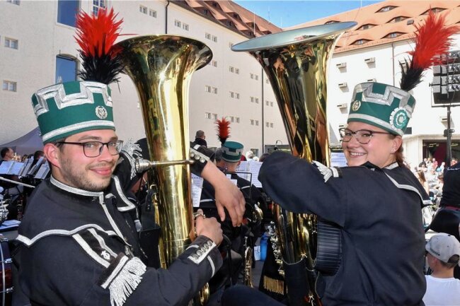 Bergmusikanten können auch Rock und Pop: Mehr als 100 Musiker spielen beim Unesco-Aktionstag in Freiberg das Finale - Sophie Stumpe und Jakob Leichsenring sorgten für taktvolle Tuba-Basstöne im Musikkorps Schneeberg. 