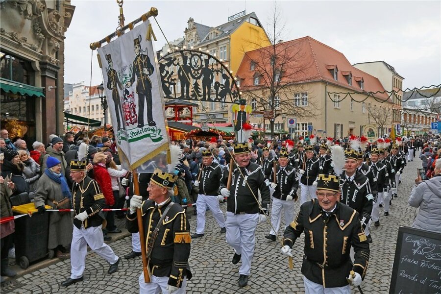 Bergparade in Zwickau abgesagt - Bangen um den Weihnachtsmarkt - An der Bergparade 2019 in Zwickau wirkten mehr als 400 Uniformträger und Musiker mit. In diesem Jahr fällt die Veranstaltung aus - wie schon 2020.