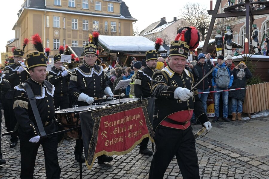 Bergparade lockt auf den Stollberger Weihnachtsmarkt - Bei der Bergparade mit dabei: das Bergmusikkorps „Glück Auf” Oelsnitz unter Leitung von Tilo Nüßler (vorn).