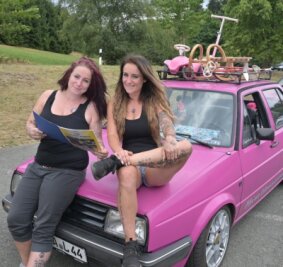 Bergpreis bricht Rekorde - Blickfang: Die Schwestern Lucy (links) und Cathleen Friedel aus Bockau erregten mit einem pinkfarbenen VW Jetta Aufsehen. Das Kult-Auto wird ausschließlich für den Bergpreis aus der Garage geholt. 
