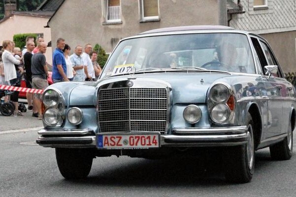 Bergpreis: Meldeliste vorzeitig voll - 2018 war unter anderem Dieter Beyreuther aus Bockau im Mercedes 280 SE von 1970 beim Bergpreis im Laborantendorf am Start. 