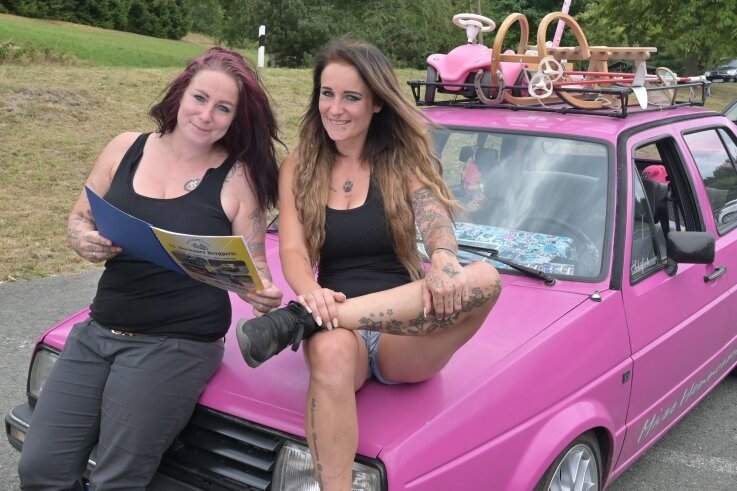 Blickfang: Die Schwestern Lucy (links) und Cathleen Friedel aus Bockau erregten mit einem pinkfarbenen VW Jetta Aufsehen. Das Kult-Auto wird ausschließlich für den Bergpreis aus der Garage geholt. 