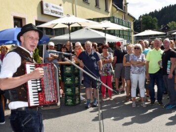 Bergstadt feiert auf erzgebirgisch - Musiker Jörg Heinicke wusste auf der Sauerkraut-Bühne vor der Brauerei Specht das Publikum zu unterhalten. 