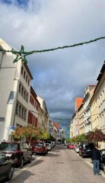 Bergstadt schmückt sich für die Adventszeit - Die Burgstraße hat als erste in der Stadt die Weihnachtsbeleuchtung erhalten. Bis 21. November soll der Festschmuck komplett angebracht sein.