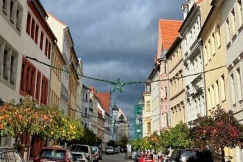 Bergstadt schmückt sich für die Adventszeit - Die Burgstraße hat als erste in der Stadt die Weihnachtsbeleuchtung erhalten. Bis 21. November soll der Festschmuck komplett angebracht sein.