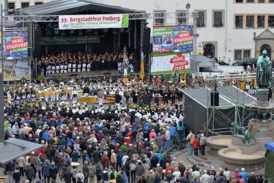 Bergstadtfest 2022: So will Freiberg feiern - Das Bergstadtfest - hier ein Archivbild von der Großen Bergparade 2018 auf dem Obermarkt - soll nach zwei Jahren Corona-Zwangspause dieses Jahr wieder die Besucher nach Freiberg ziehen. 