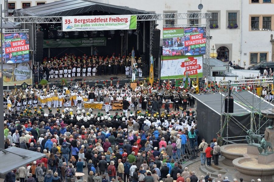 Das Bergstadtfest - hier ein Archivbild von der Großen Bergparade 2018 auf dem Obermarkt - soll nach zwei Jahren Corona-Zwangspause dieses Jahr wieder die Besucher nach Freiberg ziehen. 
