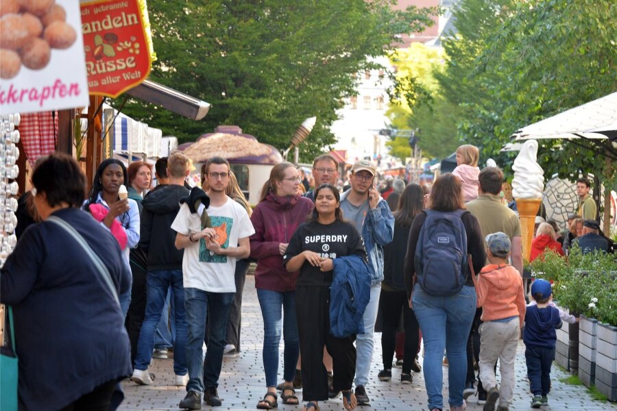 Bergstadtfest Freiberg: Wie weit komme ich mit 100 Euro? - Besucher schlendern auf dem Freiberger Bergstadtfest.