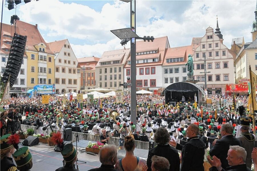 Bergstadtfest in Freiberg: 110.000 Besucher bis zum Abend erwartet - Ein Höhepunkt des 36. Bergstadtfests in Freiberg war am Sonntag die große Bergparade mit anschließender Aufwartung auf dem Freiberger Obermarkt.