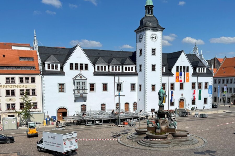 Bergstadtfest in Freiberg: Der Aufbau hat begonnen - Auf dem Obermarkt in Freiberg hat am Montag der Aufbau der Hauptbühne für das Bergstadtfest begonnen.