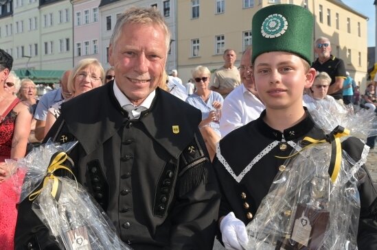 Bergstreittag wartet auch mit Puppen auf - Bernd Schönherr (links) ist mit dem Silbernen Herzen ausgezeichnet worden. Shannon Brecheis nahm den Preis für Hans-Jürgen Brecheis entgegen.