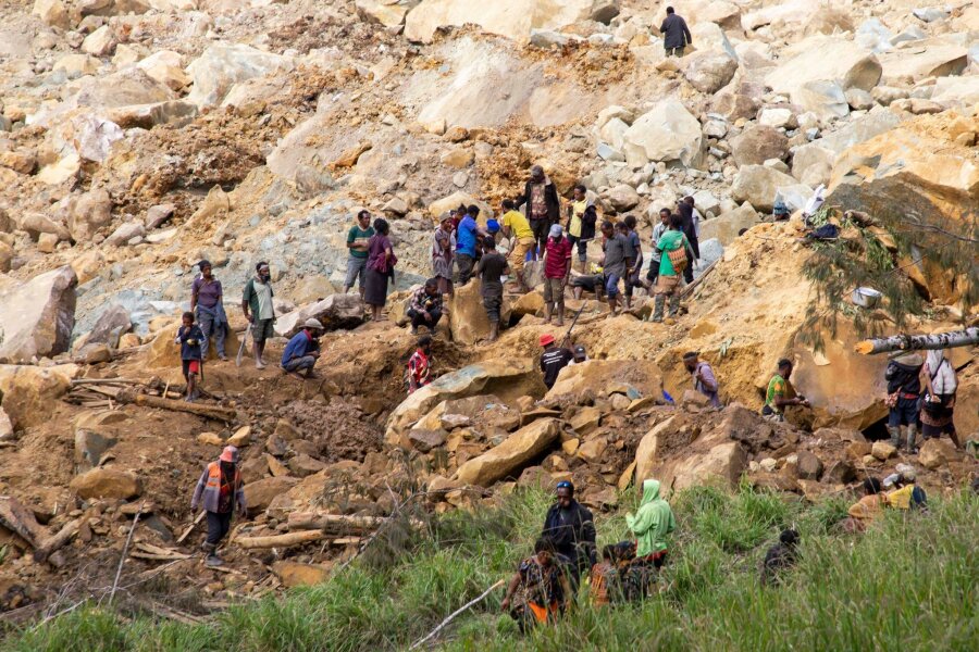 Bergung von Opfern nach Erdrutsch extrem schwierig - Bei dem Unglück in der abgelegenen Provinz Enga war eine Bergflanke plötzlich abgerutscht und ins Tal gestürzt.