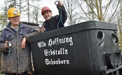 Bergwerksverein plant neue Besucherstation - Symbolisch knipsen Günther Schmidt (links) und Vereinschef Gerold Riedl das Licht an. Auch 2022 wollen die Vereinsmitglieder tatkräftig aktiv sein - und haben schon eine Menge Pläne geschmiedet. 