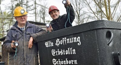 Bergwerksverein Schönborn plant neue Besucherstation - Symbolisch knipsen Günther Schmidt (links) und Vereinschef Gerold Riedl das Licht an. Auch 2022 wollen die Vereinsmitglieder tatkräftig aktiv sein - und haben schon eine Menge Pläne geschmiedet. 