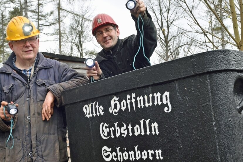 Symbolisch knipsen Günther Schmidt (links) und Vereinschef Gerold Riedl das Licht an. Auch 2022 wollen die Vereinsmitglieder tatkräftig aktiv sein - und haben schon eine Menge Pläne geschmiedet. 