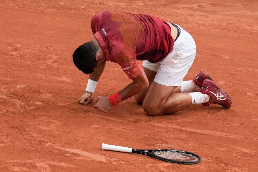 Bericht: Djokovic am Knie operiert - Wohl Wimbledon-Aus - Novak Djokovic muss am Knie operiert werden.