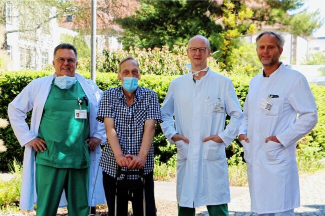 Bericht: Herzschwäche lässt sich immer besser behandeln - Hat eine zweite Chance auf Leben bekommen: Kunstherzpatient Max Michael aus Dresden (2. von links) mit Kardiotechniker Volker Schmidt, Professor Klaus Matschke, Direktor des Herzzentrums Dresden und Herzchirurg Dr. Manuel Wilbring (von links). 