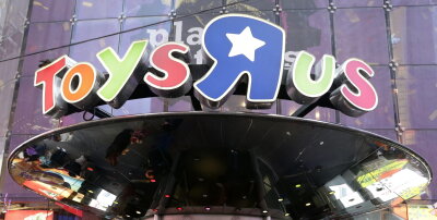 Bericht: Toys R Us will alle US-Filialen schließen oder verkaufen - Eine Filiale des Spielzeughändlers Toys 'R' Us auf dem Times Square in New York.