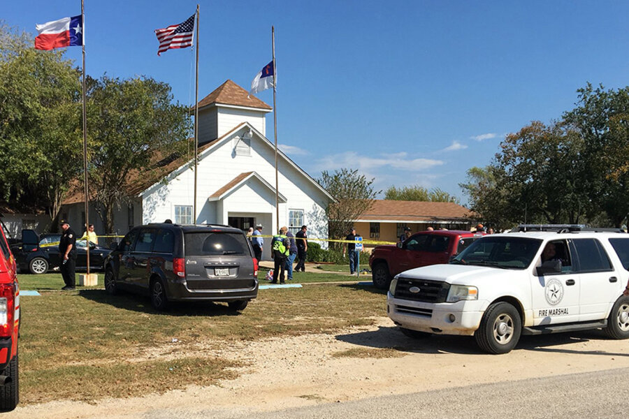 Berichte: Mann erschießt mehrere Menschen in US-Kirche - Polizisten und Mitarbeiter von Notfalldiensten vor einer Baptistenkirche in Sutherland Springs (Texas). Ein Mann hat am Sonntag das Feuer auf Gläubige eröffnet.