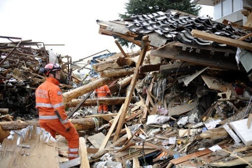 Überlebende vier Tage nach Tsunami gerettet - Vier Tage nach der verheerenden Erdbeben- und Tsunami-Katastrophe in Japan haben Rettungskräfte zwei Überlebende geborgen. Eine 70 Jahre alte Frau und ein Mann wurden aus den Trümmern gerettet.