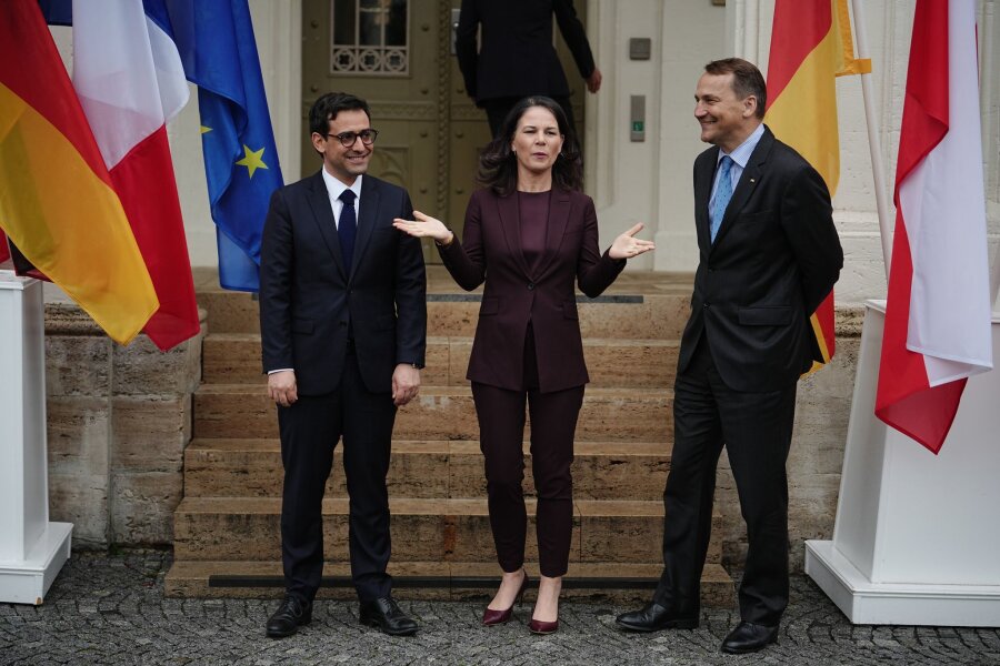 Berlin, Paris und Warschau wollen Sicherheitspolitik bündeln - Wollen gegen Desinformation vorgehen: Deutschland Außenministerin Annalena Baerbock mit ihrem französischen Amtskollegen Stéphane Séjourné (l) und Radosław Sikorski aus Polen.