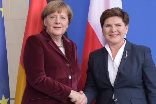 Berlin und Warschau suchen Harmonie trotz Flüchtlingskrise - Betont freundliche Gesten in Berlin: Polens Ministerpräsidentin Beata Szydlo (rechts) und Bundeskanzlerin Angela Merkel (CDU).