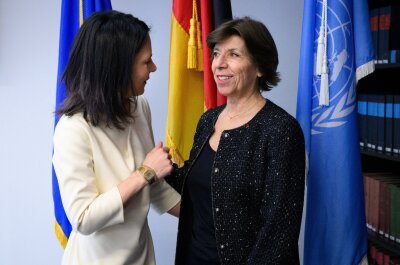 Berlin: Weitere Zusammenarbeit mit UN-Palästinenserhilfswerk - Bundesaußenministerin Annalena Baerbock im Gespräch mit der ehemaligen französischen Außenministerin Catherine Colonna (r), die mit der Prüfung der UNRWA beauftragt worden war (Archivbild).