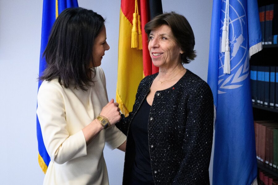 Berlin: Weitere Zusammenarbeit mit UN-Palästinenserhilfswerk - Bundesaußenministerin Annalena Baerbock im Gespräch mit der ehemaligen französischen Außenministerin Catherine Colonna (r), die mit der Prüfung der UNRWA beauftragt worden war (Archivbild).