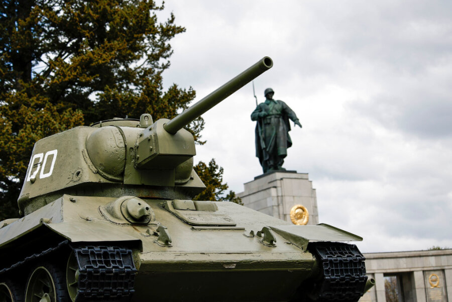 Berliner CDU fordert Abbau von Panzern im Tiergarten - Ein sowjetische Panzer vom Typ T-34 steht neben dem Zugang zum Sowjetischen Ehrenmahl im Berliner Tiergarten. 