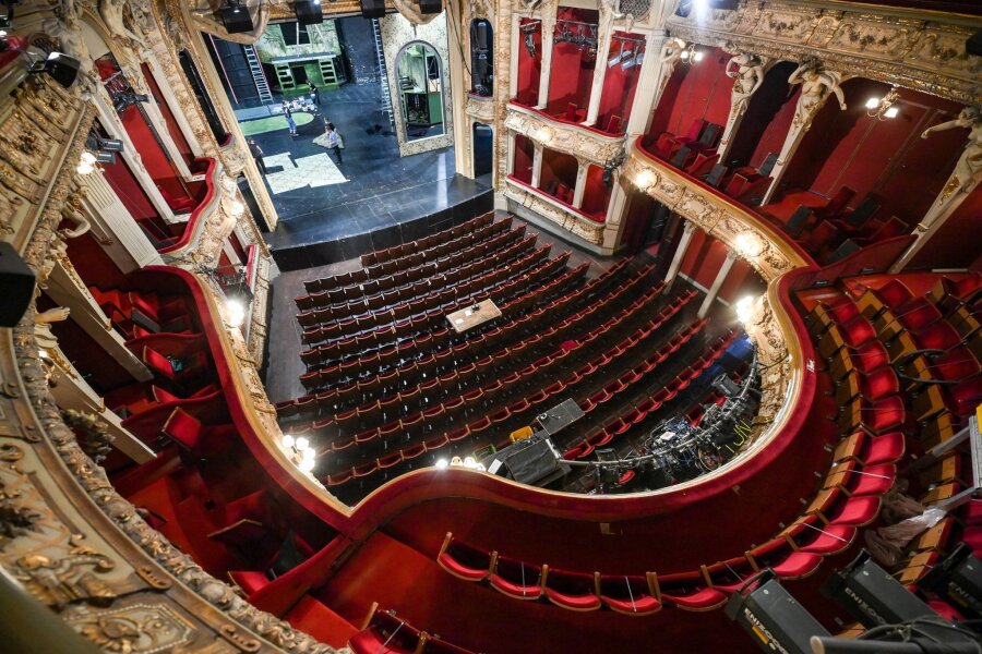 Berliner Ensemble plant wieder erste Vorstellungen - Blick in den leeren Zuschauersaal des Theaters Berliner Ensemble (BE).