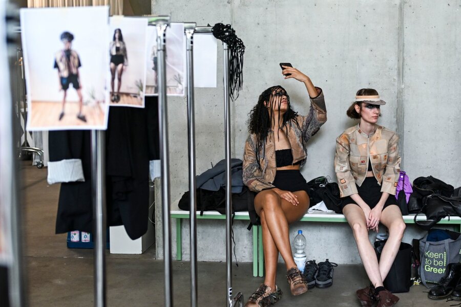 Berliner Fashion Week gestartet - Der ukrainische Designer Mitya Hontarenko zeigt mit seiner Streetwear-Marke PLNGNS recycelte Kleidung - unter anderem Westen oder Tops aus Mustern alter Turnschuhe.