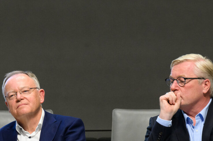 Berliner Parteien blicken nervös nach Niedersachsen - Umfragen sehen den Amtsinhaber vorn: Niedersachsens Ministerpräsident Stephan Weil (SPD, links) und der Herausforderer der CDU, Wirtschaftsminister Bernd Althusmann. 