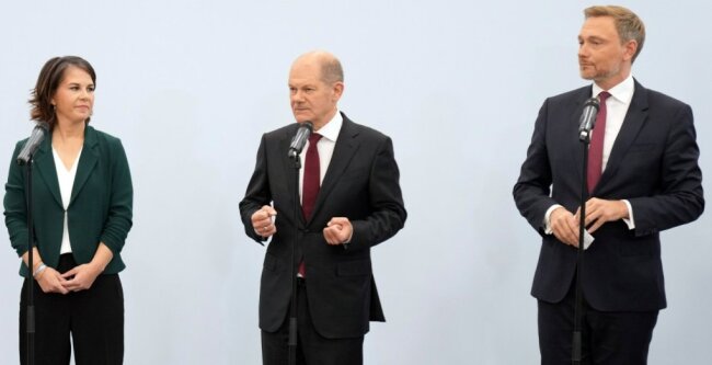 Berlins neue Dreiecksbeziehung - Wollen es zusammen versuchen: Grünenchefin Annalena Baerbock (von links), SPD-Kanzlerkandidat Olaf Scholz und FDP-Chef Christian Lindner nach der Sondierungsrunde. 
